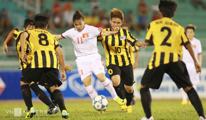 Vietnam (in white) absolutely overwhelmed Malaysia in their second group matchup on Monday. (Credit: vnexpress.net)