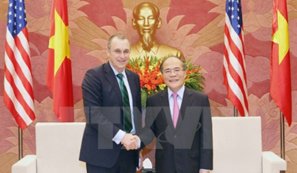 National Assembly Chairman Nguyen Sinh Hung (R) and the Chairman of the Sub-committee on Asia and the Pacific under the US House of Representatives’ Foreign Affairs Committee Matt Salmon (L)