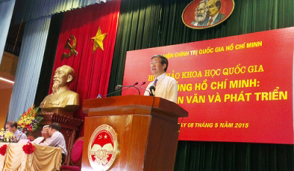 Politburo member Dinh The Huynh speaking at the conference.