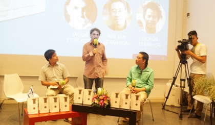 Israeli writer Etgar Keret exchanges with Vietnamese readers at the launching of his sixth short story collection, entitled ‘Suddenly, a knock on the door’, in Hanoi on May 7. (Image credit: Nghiem Trung/NDO)