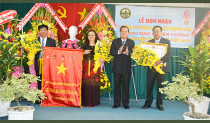 Tran The Ngoc, Secretary of the provincial Party Committee , offered a souvenir to Sinlavong Khoud Milling Thone, Vientiane Party Committee Secretary and Lord Mayor.