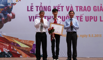 Truong Hai Nam was awarded with the first prize on May 9. (Credit: dangcongsan.vn)