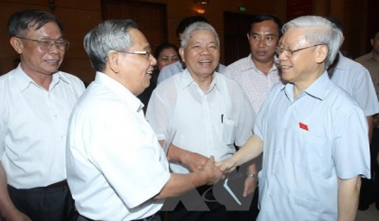 Party General Secretary Nguyen Phu Trong meets with voters in Tay Ho district, Hanoi on May 9. (Credit: VNA)