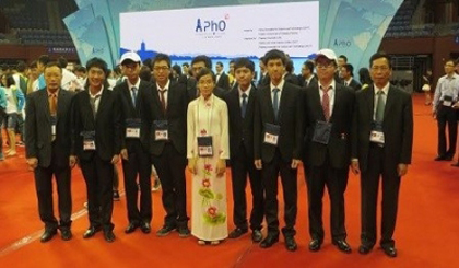 The Vietnam physics team competing in the 16th APhO in China.