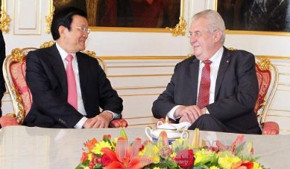 State President Truong Tan Sang (left) and President of the Czech Republic Milos Zeman (Credit: VNA)