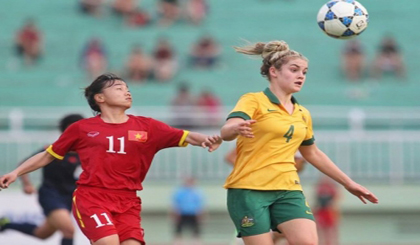 Vietnam (in red) finish fourth at the AFF Women's Championship after losing to the U-20 Australia 4-3 during the fourth-place playoff match in HCM City on Sunday. (Image credit: Vietnamnet) 