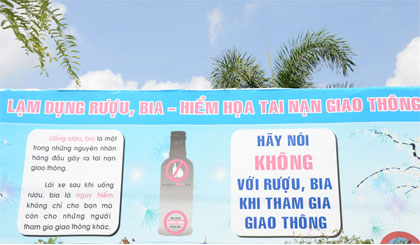 Pano tuyên truyền về lạm dụng rượu, bia trong tham gia giao thông. Ảnh: Vân Anh