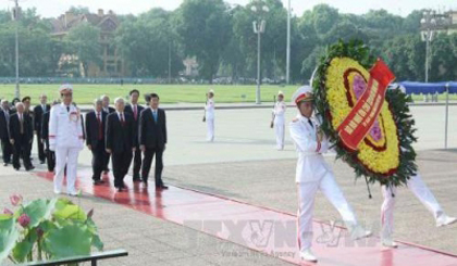 The delegation lay wreaths at President Ho Chi Minh’s Mausoleum in Hanoi on May 18. (Credit: VNA)