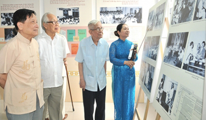 Delegates visiting the exhibition (Credit: nhandan.com.vn)