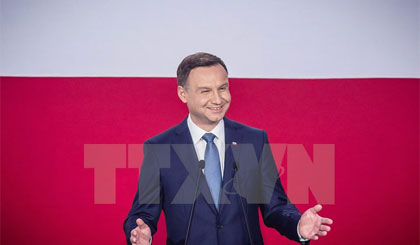 Ông Andrzej Duda phát biểu trước những người ủng hộ tại Warsaw, sau khi kết quả sơ bộ được công bố. Ảnh: AFP/TTXVN