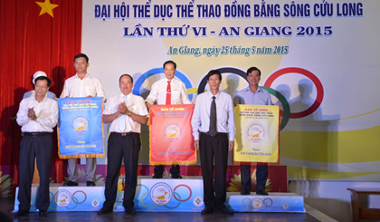 The organization of the Mekong Delta Games awarded flags to 3 units 