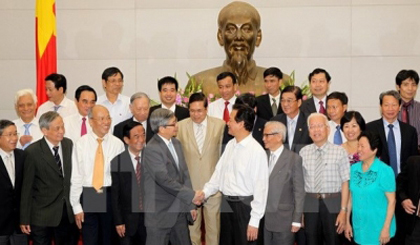 Prime Minister Nguyen Tan Dung and science and technology intellectuals at the meeting (Photo: VNA)