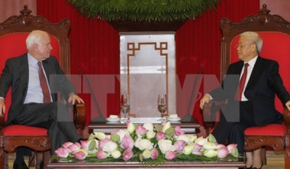General Secretary Nguyen Phu Trong (right) receives US Senator John McCain. (Credit: VNA)