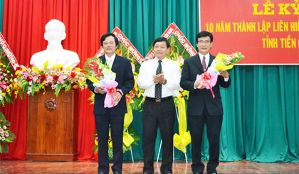 Mr Nguyen Anh Tuan, Head of the Provincial Party Committee Propaganda Department gave flowers to 2 Associate Professor and Doctor of Vo Ngoc Tram Vam Ta Ha.