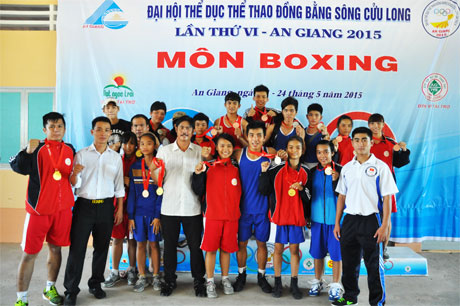 Các VĐV Đội tuyển Boxing cùng các HLV.