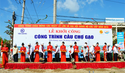 Lãnh đạo tỉnh, huyện Chợ Gạo, chủ đầu tư và các đơn vị có liên quan thực hiện nghi lễ khởi công cầu Chợ Gạo.