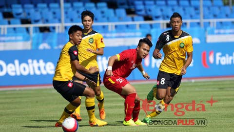 U23 Brunei thi đấu với số đông hậu vệ bên phần sân nhà.