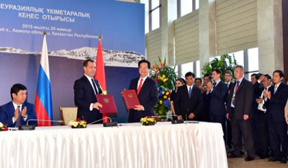 Vietnamese Prime Minister Nguyen Tan Dung and his Russian counterpart Dmitry Medvedev at the signing ceremony