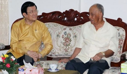 President Sang (left) visits former State President of Laos Khamtay Siphandone. (Credit: VNA)