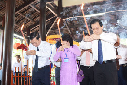 Tien Giang’s Party Committee Secretary Tran The Ngoc and provincial leaders offered incense.