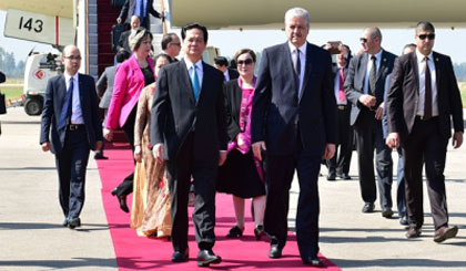 Prime Minister Nguyen Tan Dung is welcomed by his Algerian counterpart Abdelmalek Sellal at Houari Boumedienne Airport.
