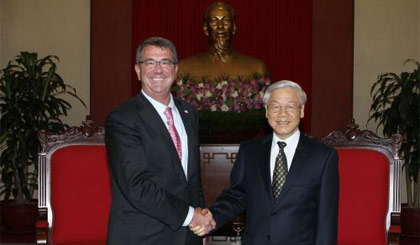 Tổng Bí thư Nguyễn Phú Trọng và Bộ trưởng Quốc phòng Hoa Kỳ Ashton Carter. Ảnh: TTXVN