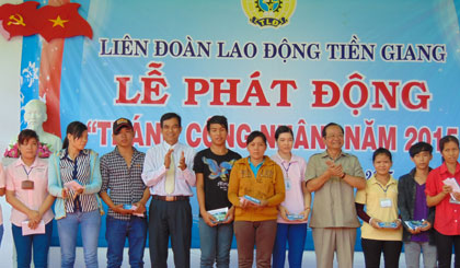 công nhân, lao động có hoàn cảnh khó khăn nhận quà tặng của LĐLĐ tỉnh tại lễ phát động “Tháng Công nhân” năm 2015.      