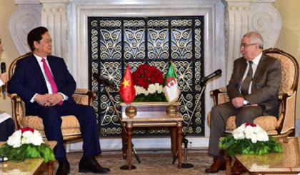 Prime Minister Nguyen Tan Dung and Speaker of the Algerian Council of the Nation Abdelkader Bensalah