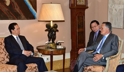 Prime Minister Nguyen Tan Dung (L) and Portuguese President Anibal Cavaco Silva