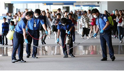 Các nhân viên thực hiện khử trùng tại Sân bay quốc tế Incheon, Hàn Quốc. Ảnh: abcnews