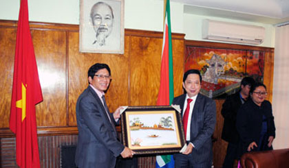 Secretary of the provincial Party Committee Tran The Ngoc presents a souvenir to the Embassy.