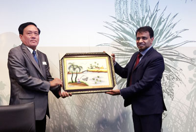 Secretary of the provincial Party Committee Tran The Ngoc presents a souvenir to the Embassy.