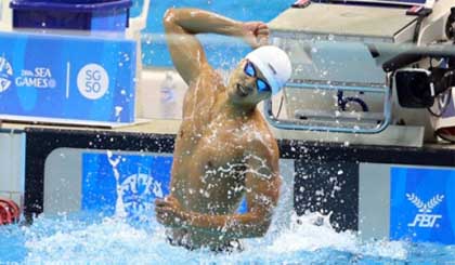 Hoang Quy Phuoc celebrates after finishing first and breaking a Games record in the men’s 200m freestyle event. (Credit: vnexpress.net)