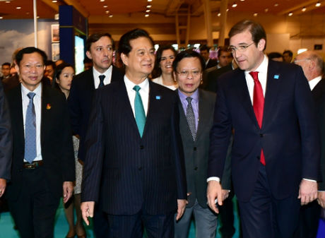 Thủ tướng Nguyễn Tấn Dũng và Thủ tướng Bồ Đào Nha Pedro Passos Coelho tham quan Hội chợ triển lãm Kinh tế biển trong khuôn khổ Tuần lễ Biển Lisbon 2015. Ảnh: VGP/Nhật Bắc