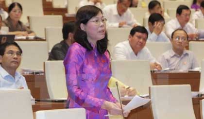 Deputy Le Thi Yen from northern Phu Tho province speaking at the working session (Photo: VNA)