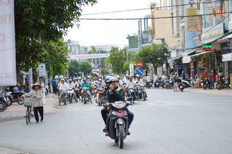 Khi tất cả các phương tiện đã dừng lại, người 2 thanh niên vẫn bất chấp nguy hiểm vừa nghe điện thoại vừa chạy tiếp tại giao lộ Thủ Khoa Huân và