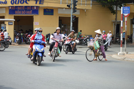 Hàng loạt xe máy tranh thủ vượt đèn vàng và đỏ đề quẹo trái.