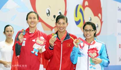 Swimmer Anh Vien (centre) has been the best Vietnamese performer in Singapore with six individual gold medals. (Credit: vnexpress.net)