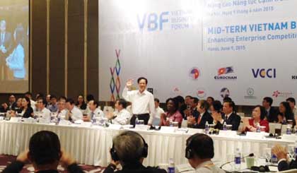 Prime Minister Nguyen Tan Dung (standing) at the 2015 midterm Vietnam Business Forum opened on June 9 (Photo: SGGP)