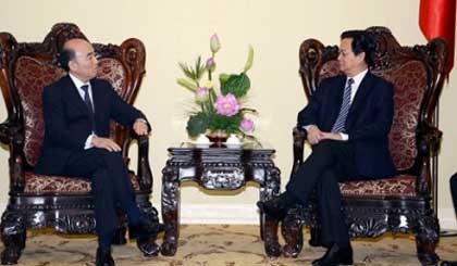 PM Nguyen Tan Dung (right) receives IMF Deputy Managing Director Mitsuhiro Furusawa. (Credit: VGP)