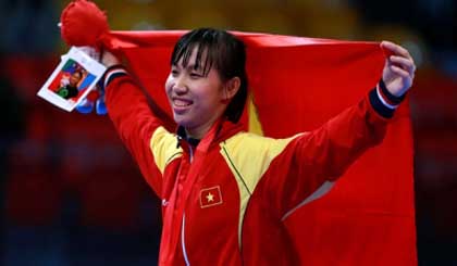 Kim Tuyen smiles brightly after winning the 62nd gold medal for Vietnam. (Credit: vnexpress.net)