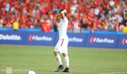 Mac Hong Quan squanders so many opportunities to score for Vietnam. (Credit: vnexpress.net)