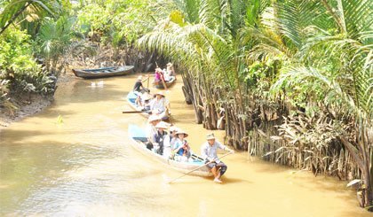 Tát mương bắt cá ở Cù lao Thới Sơn.