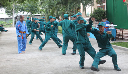 Các học viên biểu diễn võ thuật Vovinam