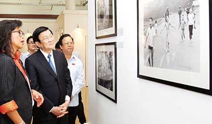 President Truong Tan Sang visits a photo exhibition. (Photo: SGGP)