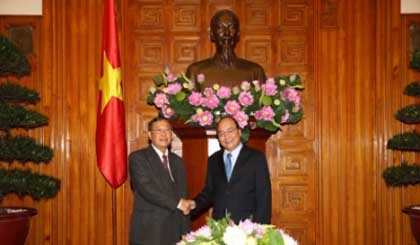 Deputy Prime Minister Nguyen Xuan Phuc (R) and Vice President of the Lao Government Inspection Bounpone Sangsomsak (Photo:VGP)