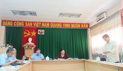 Ông Huỳnh Quang Châu (đại diện) trình bày bức xúc của người dân ấp Trại Cá.