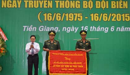 Tran The Ngoc, Secretary of the provincial Party Committee , offered a souvenir to Sinlavong Khoud Milling Thone, Vientiane Party Committee Secretary and Lord Mayor.