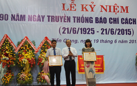 Ông Trần Thanh Đức, Phó Chủ tịch UBND tỉnh trao giải nhất truyền hình và phát thanh Nguyễn Văn Nguyễn.