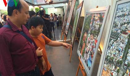 Visitors to the exhibition. (Source: vov)